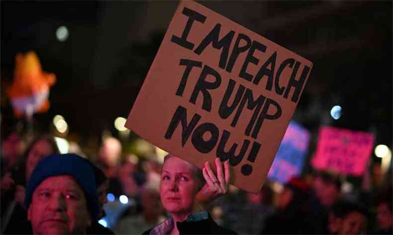 (foto: Manisfestantes pedem o impeachment de Donald Trump )
