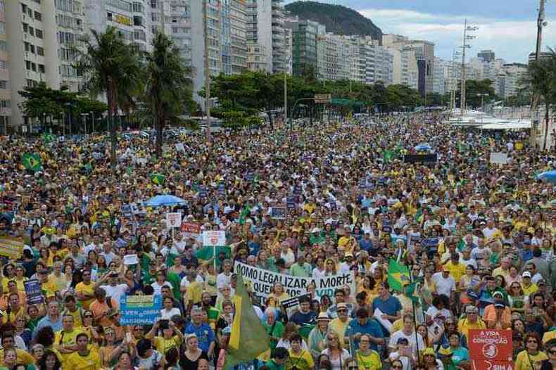 Manifestantes protestam na praia de Copacabana, na manh de hoje (4), a favor da Lava Jato e do juiz Sergio Moro(foto: Tomaz Silva/Agncia Brasil)
