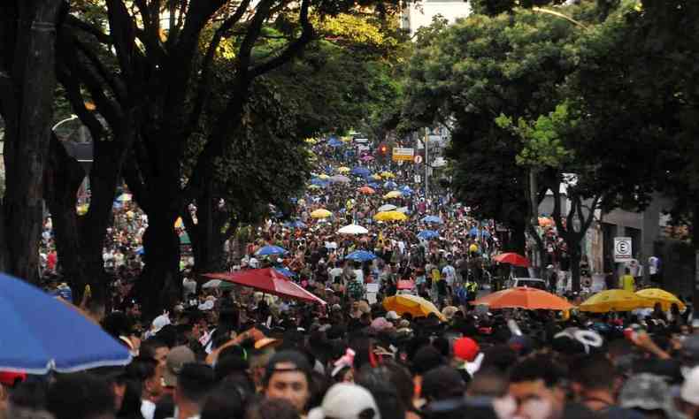 Multido de folies segue na avenida Cristvo Colombo, na direo da Savassi. 