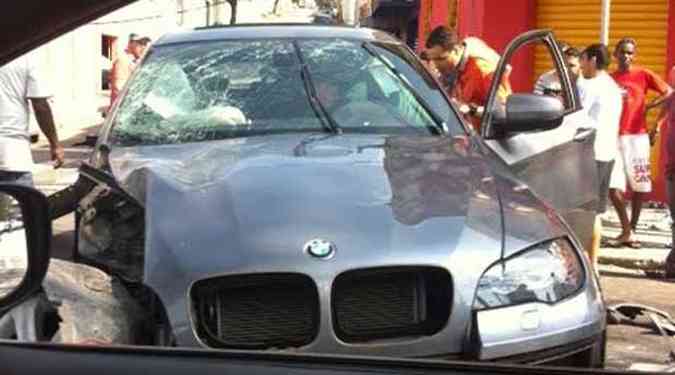 A BMW ficou totalmente destruda e os airbags foram acionados (foto: Ellen Cristie/EM/D.A Press)