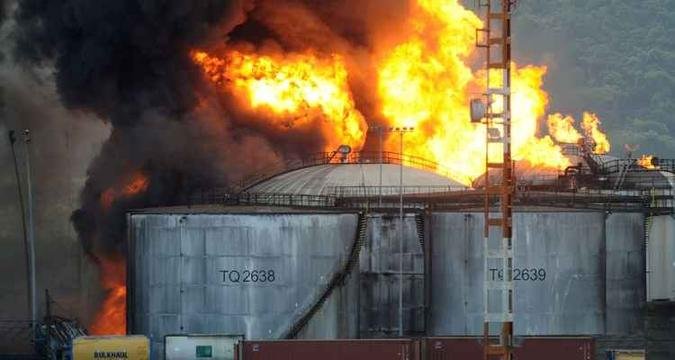 Incêndio de grandes proporções atingiu tanques de combustível da empresa Ultracargo(foto: AFP PHOTO/IVAN STORTI ) Incêndio de grandes proporções atingiu tanques de combustível da empresa Ultracargo(foto: AFP PHOTO/IVAN STORTI )
