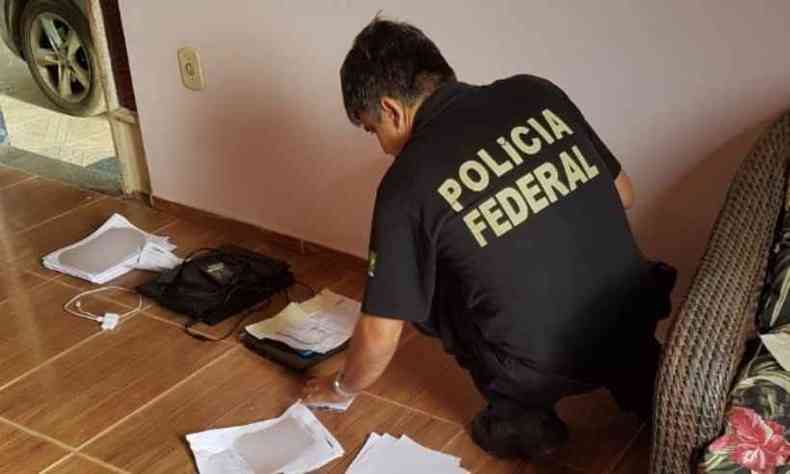 Vrios materiais e documentos foram apreendidos durante cumprimento dos mandados de busca e apreenso(foto: PF/Divulgao)