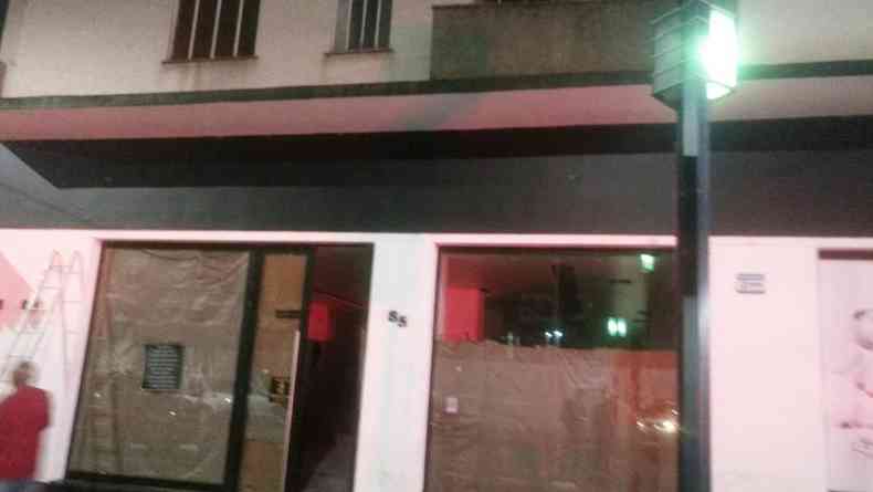 Lado externo da loja estava com portas tampadas, indicando reforma(foto: PMMG/Divulgao)
