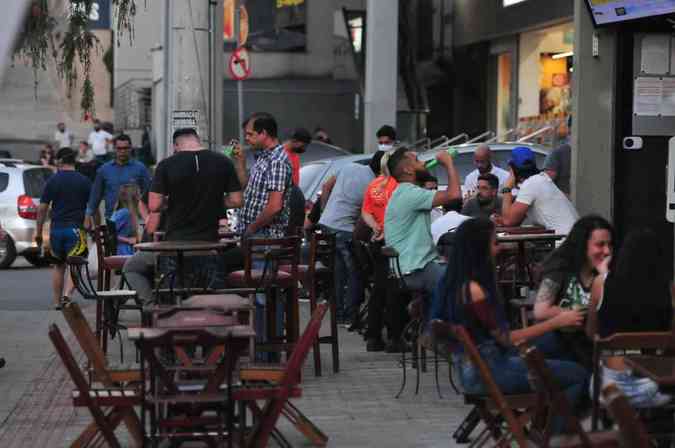 A permisso para reabertura dos bares com venda de bebida alcolica at as 22h foi o suficiente para ter mesas ocupadas no Buritis, Regio Oeste de Belo Horizonte Tlio Santos/EM/D.A Press