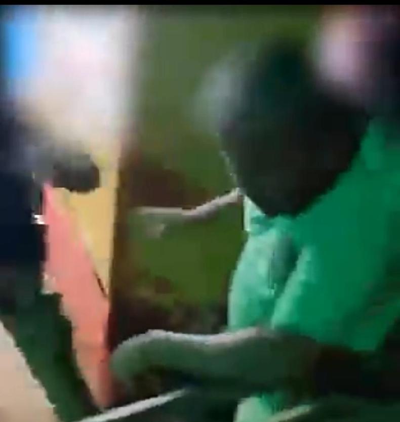 Homem apanha de policiais no Norte de Minas