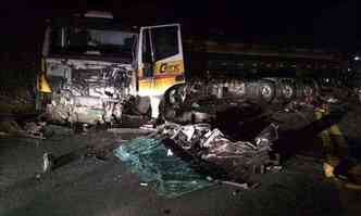 Com o impacto da batida, a caminhonete foi completamente destruda(foto: Polcia Rodoviria Federal/Divulgao)