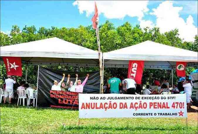 Churrasco no acampamento, que foi desmontado pelos militantes do PT(foto: Paula Rafiza/Esp.CB/D.A Press)