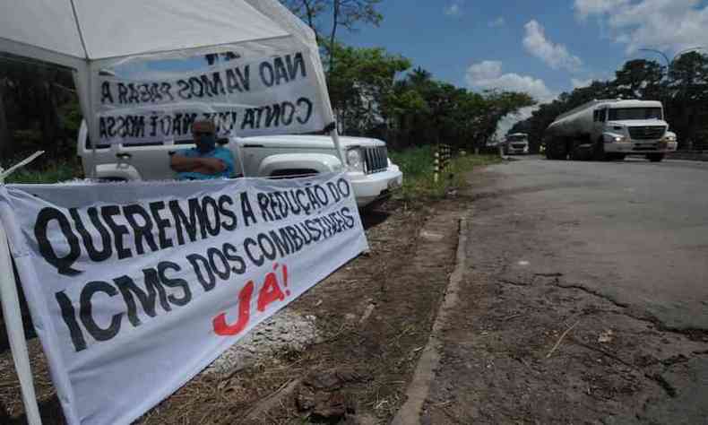 Tanqueiros protestam com faixas pedindo a reduo do ICMS sobre o preo do diesel 