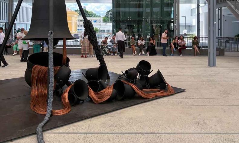 Foto mostra obra de arte no amplo espaço da Pina Contemporânea