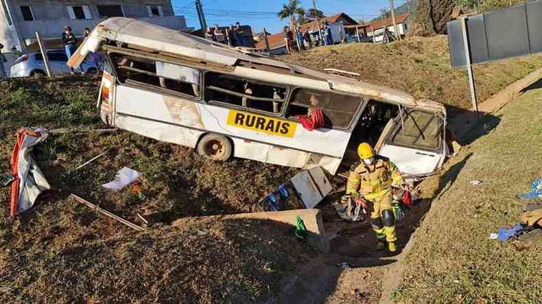 Micro-nibus tombou aps o motorista perder o controle da direo (foto: Corpo de Bombeiros/Divulgao)