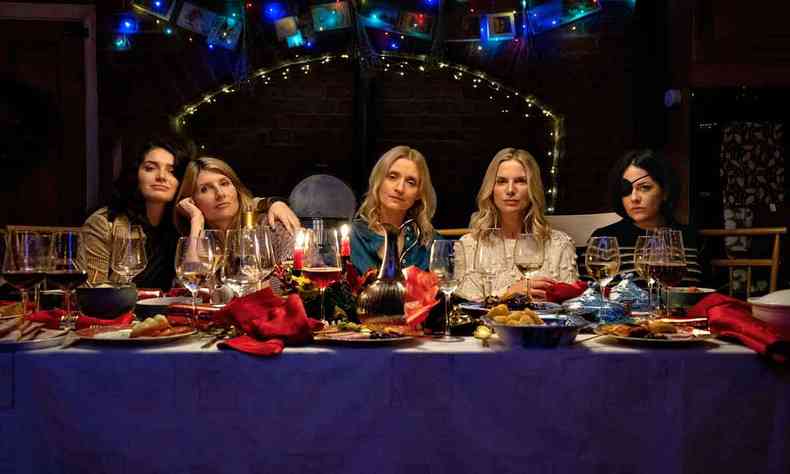 As cinco atrizes que interpretam as irms em 'Mal de famlia', sentadas  mesa, ricamente decorada, com cara de tdio