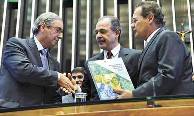 Cunha, Mercadante e Calheiros na abertura dos trabalhos do Congresso: ministro adotou discurso conciliador, defendendo 'dilogo' e para a 'construo de uma agenda que o Brasil precisa'(foto: Geraldo Magela/Agncia Senado)