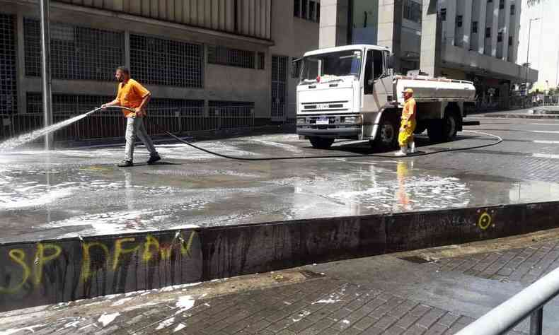 Lavao das vias pblicas com caminho pipa e garis da SLU