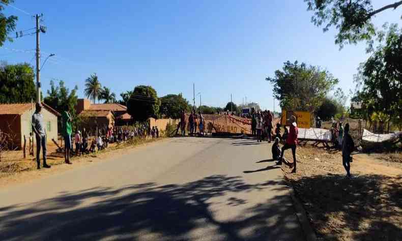 Protesto de indgenas, com faixas, em meio a estrada