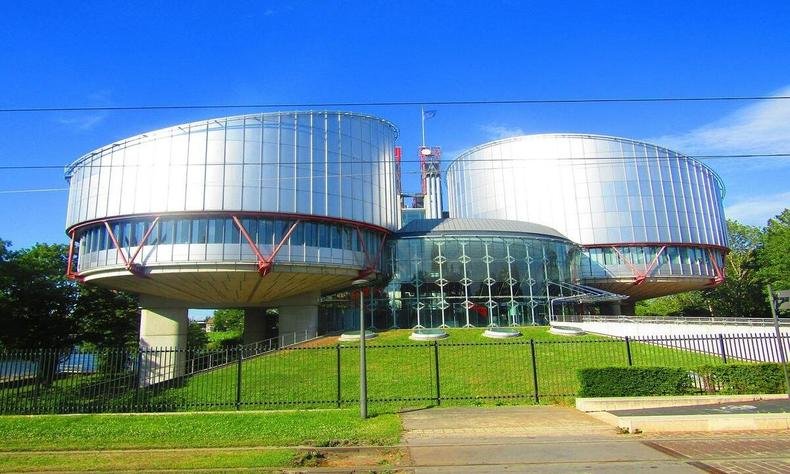 Imagem com a fachada de entrada da Corte Europeia de Direitos Humanos