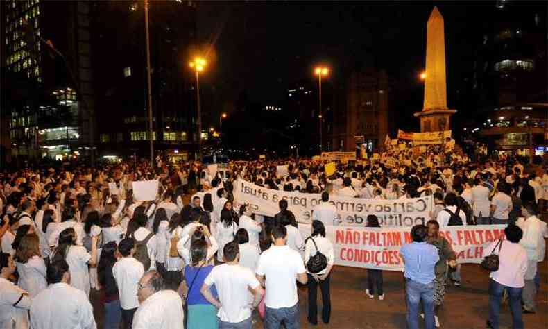 Mdicos e estudantes fazem protesto em BH contra formados no exterior: mobilizao de classe  antiga. AMB diz que universidade terceirizou revalidao de diplomas(foto: Juarez Rodrigues/EM/D.A Press - 3/7/13)