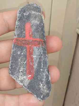 Pedras com cruz pintada de vermelho foram encontradas em diversas ruas(foto: Reproduo internet/Facebook)