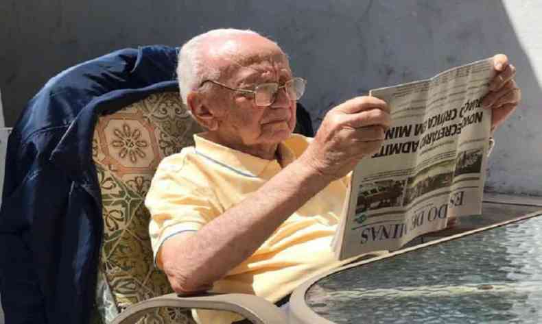 Ex-vereador lendo jornal