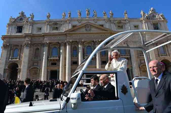 ltima audincia pblica de Bento XVI como Papa causou comoo entre os fiis(foto: GABRIEL BOUYS GABRIEL BOUYS / AFP)