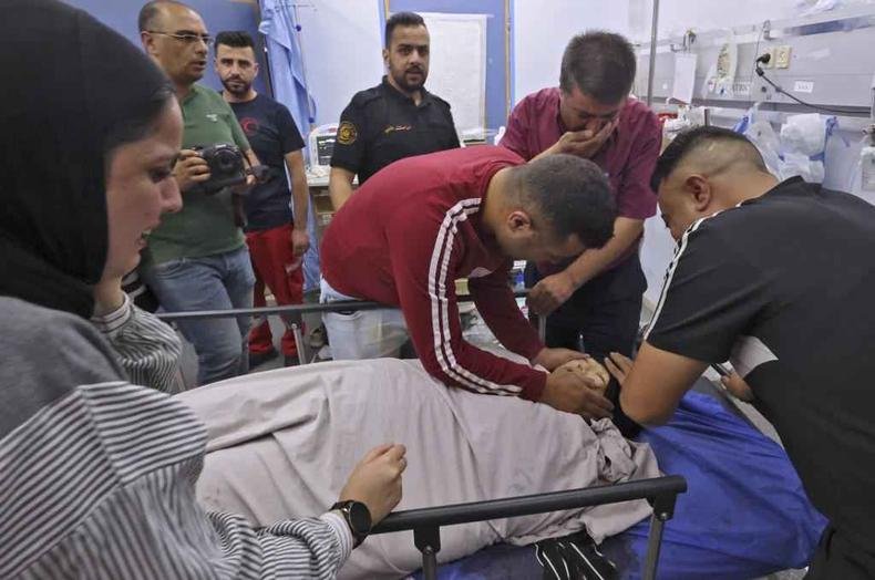 Irmos da palestina atingida com um tiro no peito a acompanham no hospital