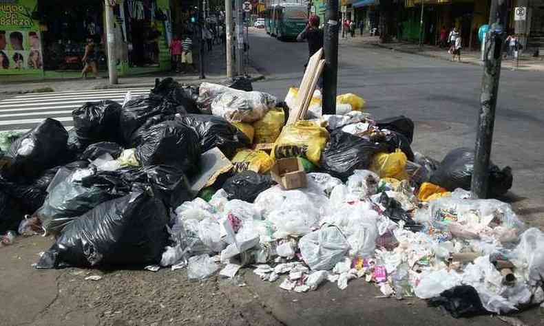 Lixo tambm se acumulou na esquina das ruas So Paulo e Guaicurus(foto: Jair Amaral/EM/D.A PRESS)