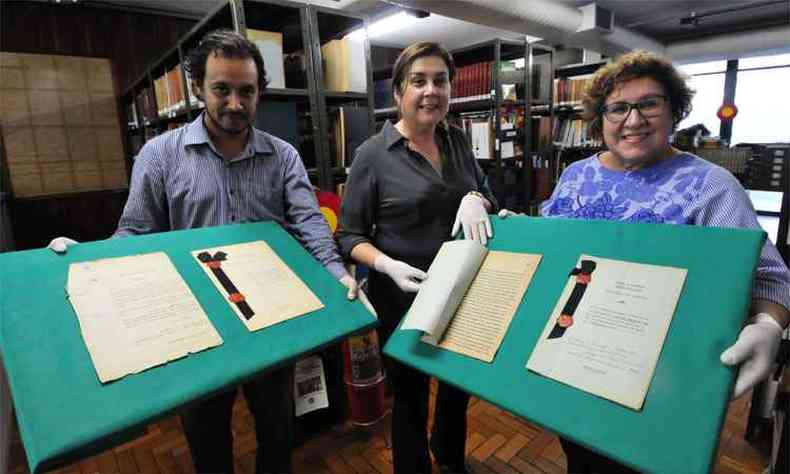 Adalberto Mateus, Mrcia Santos e Maria Cndida Seabra, integrantes do IHGMG, mostram manuscritos inditos sobre a Inconfidncia Mineira(foto: Gladyston Rodrigues/EM/DA Press)