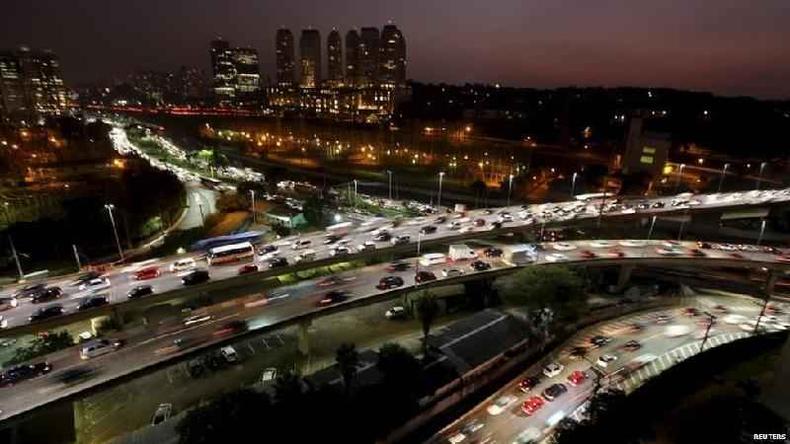 O trfego noturno da hora do rush  visto em So Paulo em 3 de junho de 2015