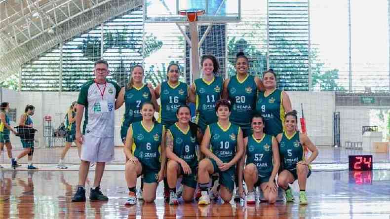 Janyne com seu time de basquete