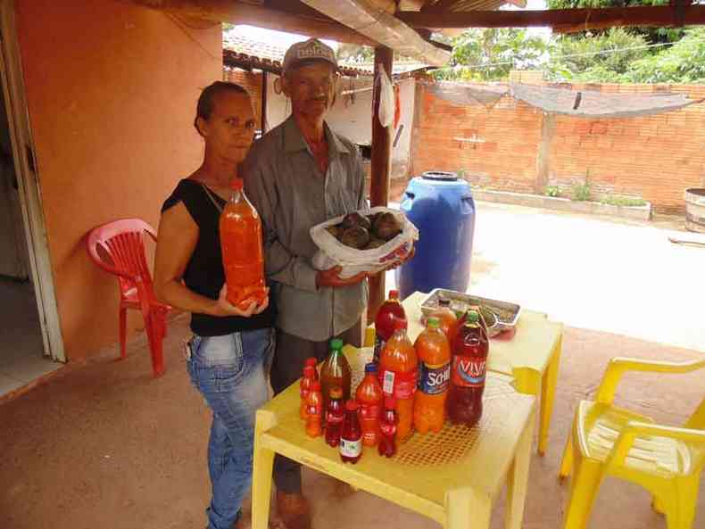 A produtora de derivados de pequi Lcia Helena Macedo, com o marido Jos Luis, considera o fruto um tesouro
