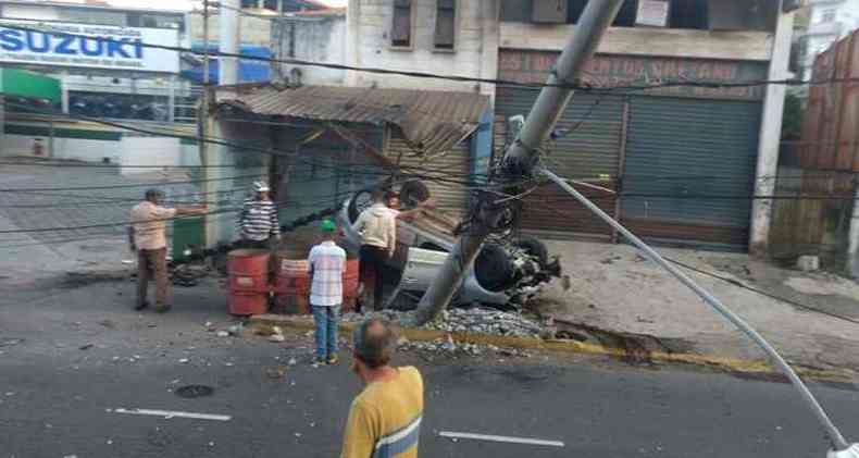 Motorista perde controle e bate em poste e fachada de comrcio em Joo Monlevade(foto: Nazia Pereira)