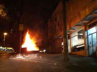 O fogo na caçamba foi contido sem a ajuda dos Bombeiros(foto: Benny Cohen/EM/D.A.Press)