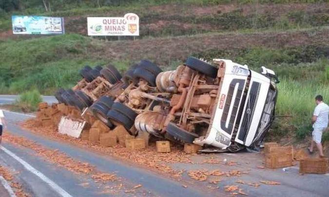 Caminhão tombou no início da madrugada e não há registro de feridos(foto: Divulgação ) Caminhão tombou no início da madrugada e não há registro de feridos(foto: Divulgação )