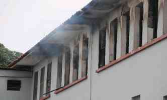 Incndio atingiu o anexo dos dormitrios.(foto: Paulo Filgueiras/EM/D.A PRESS)