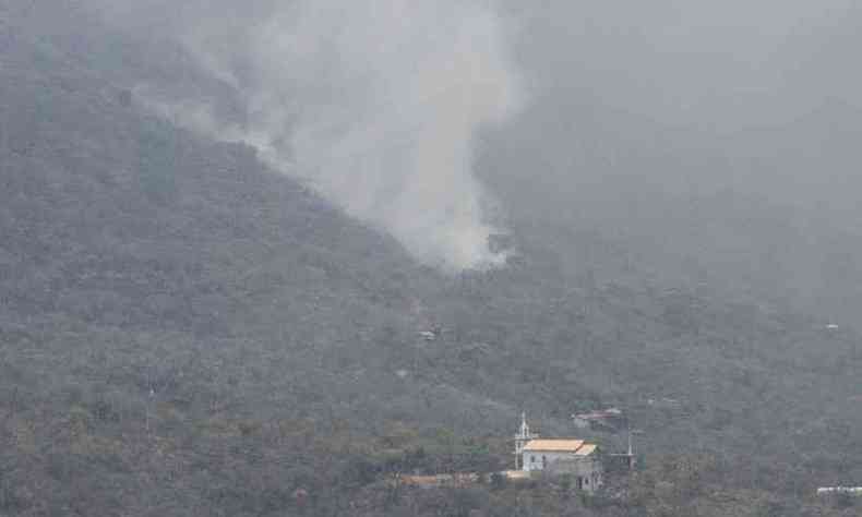 Incndio o Parque Nacional da Serra do Cip nesta quarta-feira (foto: Edsio Ferreira/EM/D A Press. )