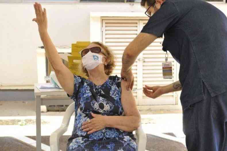 Wilma Campos foi vacinada em Braslia nesta segunda-feira (1/2)(foto: Marcelo Ferreira/CB/D.A Press)
