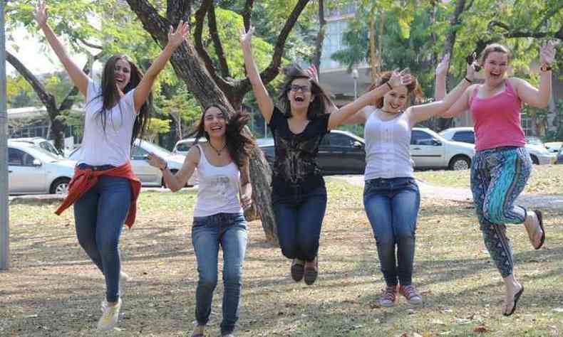 Estudantes Maria Luiza, Roberta, Giovanna, Jessica e Isadora, no campus da UFMG Pampulha.(foto: Beto Novaes/EM/D.A Press)