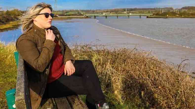 Laura Mathias com uma peruca em parque de Manningtree