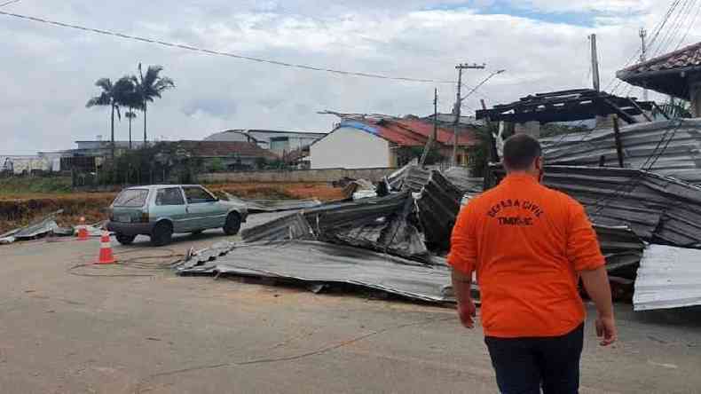 Agente da Defesa Civil em rea afetada por tornado em Timb, no interior de Santa Catarina