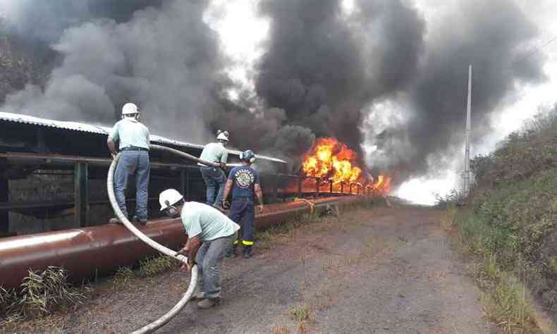 Funcionrios trabalharam para apagar as chamas. Ningum ficou ferido(foto: Divulgao)