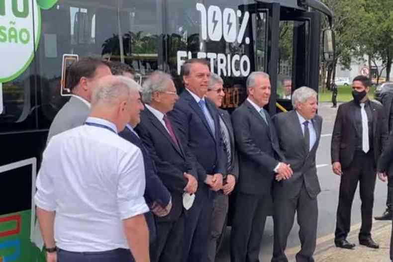 Bolsonaro parado em frente e um ônibus elétrico