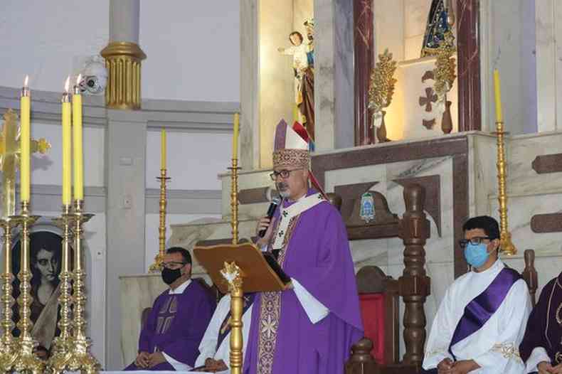 Do Joo Justino Medeiros, arcebispo de Montes Claros, condena crticas  Campanha da Fraternidade(foto: Catedral Montes Claros/divulgao)