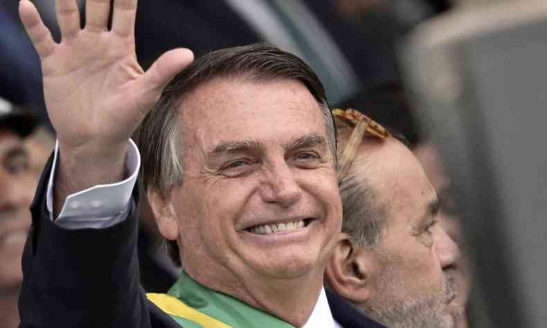 Presidente Jair Bolsonaro sorri para apoiadores 