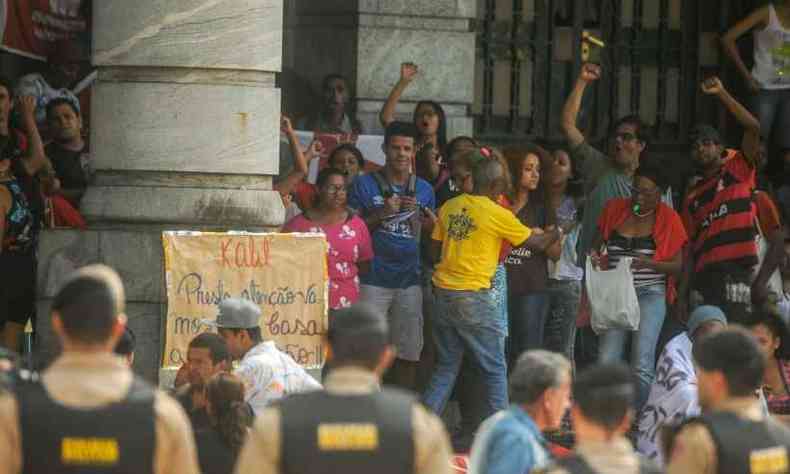 Parte dos manifestantes ficou na frente da sede da Prefeitura(foto: Leandro Couri/EM/D.A.Press)
