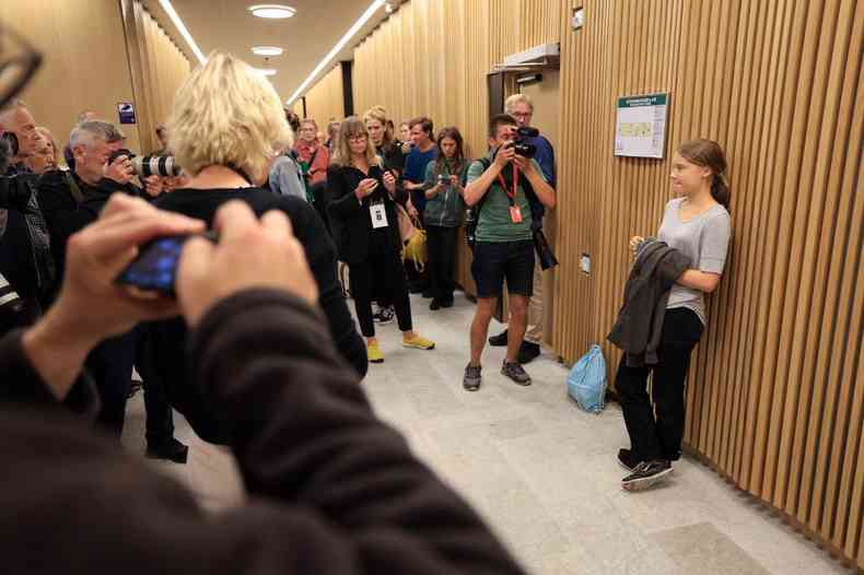 Jornalistas cercaram ativista climtica sueca Greta Thunberg enquanto ela aguardava julgamento
