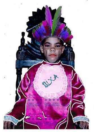 Trabalho do artista visual Matheus mostra garoto em foto antiga modificada. Usando cocar e roupa de formatura rosa, lê-se a palavra Bixa escrita em seu peito 
