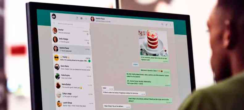 Homem olha para tela de Whatsapp web