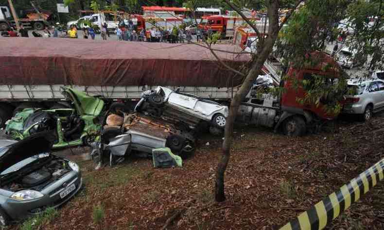 Estado dos carros atingidos pela carreta impressionou at mesmo socorristas(foto: Rodrigo Clemente/EM)