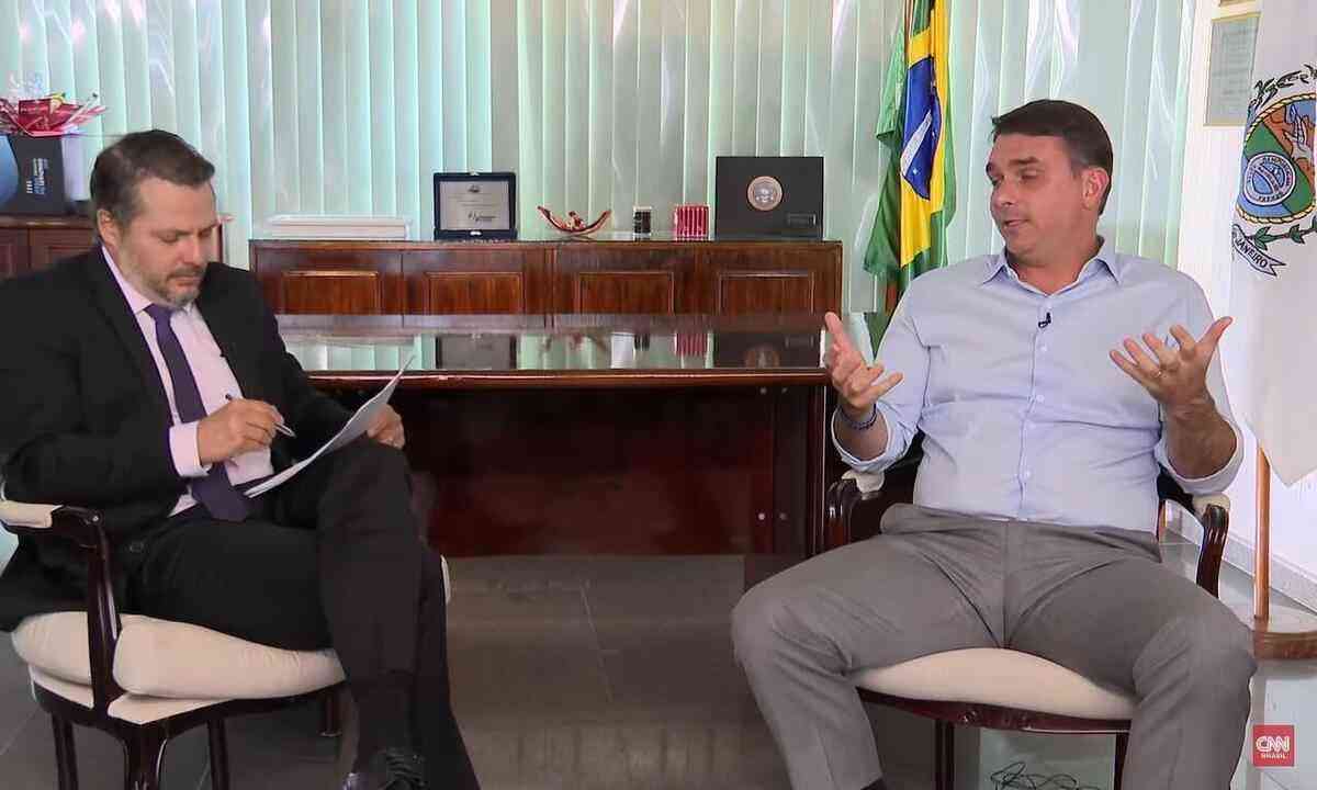 Andando a passos lentos, caso Flávio Bolsonaro é reaberto com novo