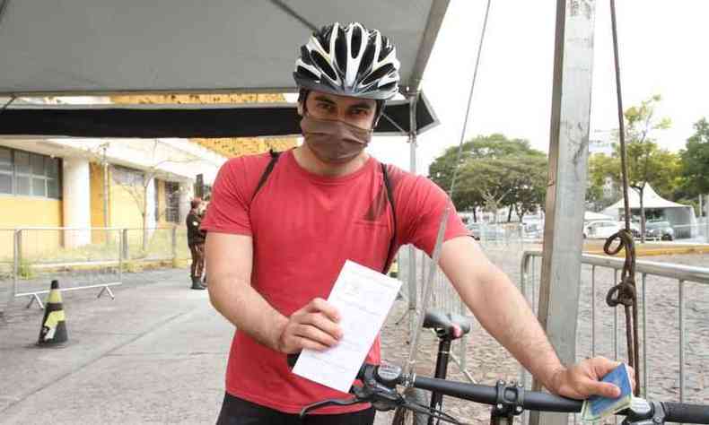 Wagner Antunes, de 35 anos, foi ao posto drive-thru da UFMG de bicicleta para receber a vacina(foto: Edesio Ferreira/EM/D.A Press)