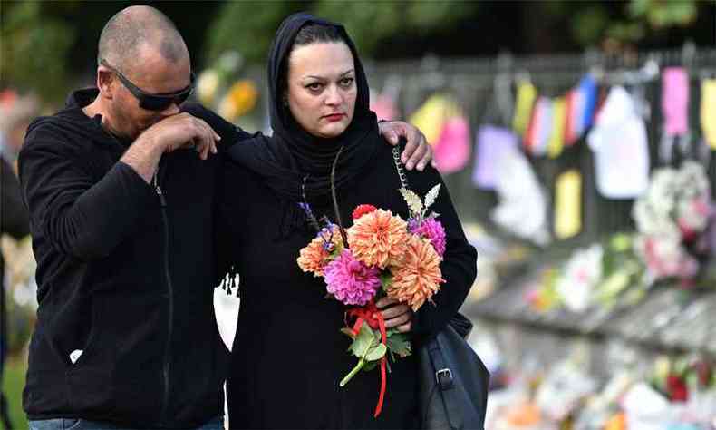 Casal presta homenagem s vtimas dos ataques s mesquitas na Nova Zelndia(foto: Anthony WALLACE / AFP)